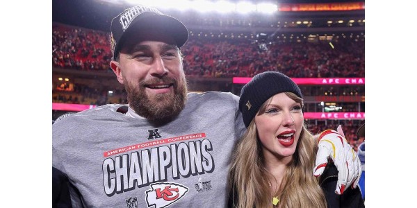 Travis Michael Kelce koristi GQ-lehden kantta vuonna 2025